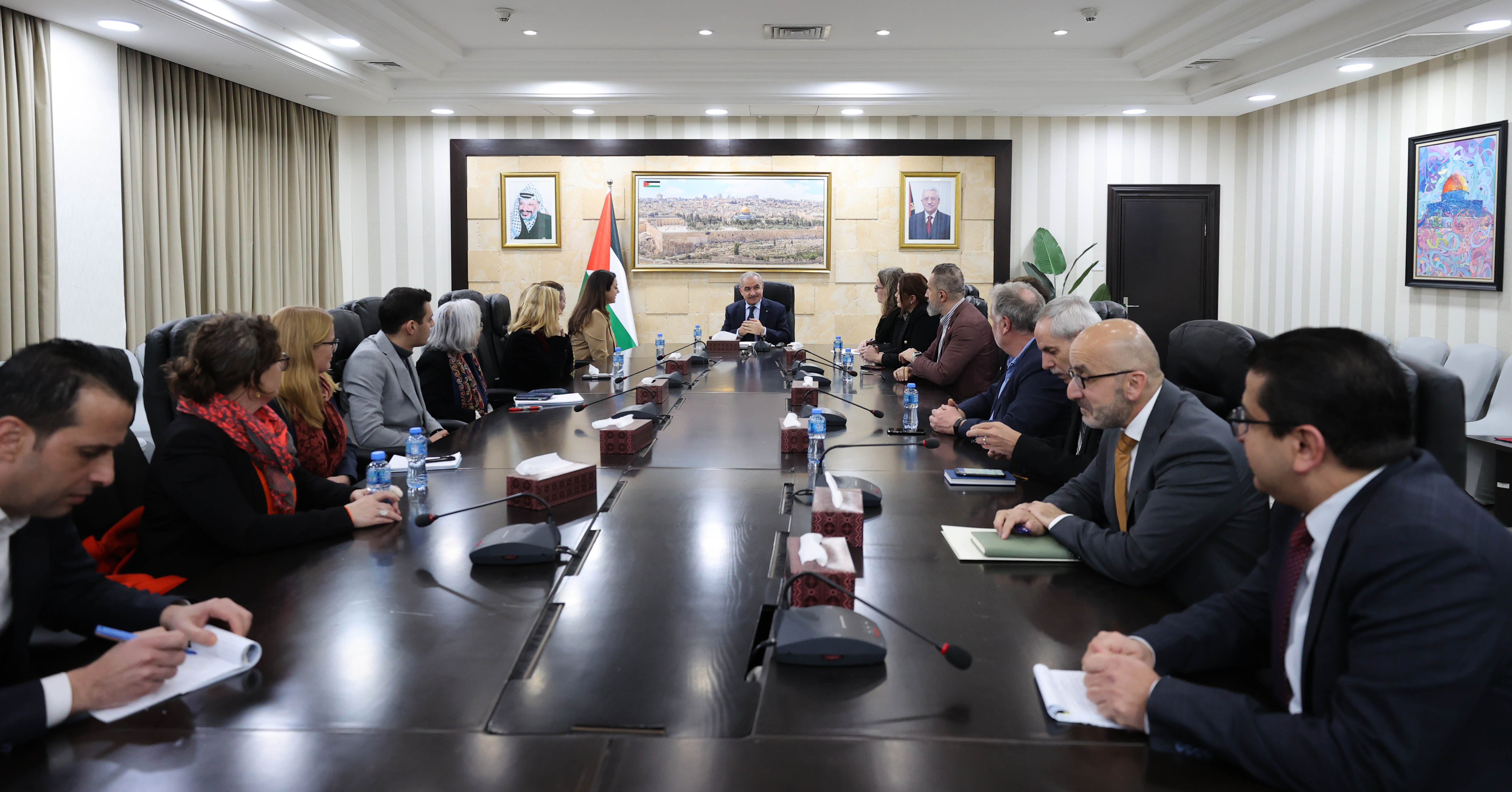 اشتية خلال لقائه وفدا برلمانيا سويديا